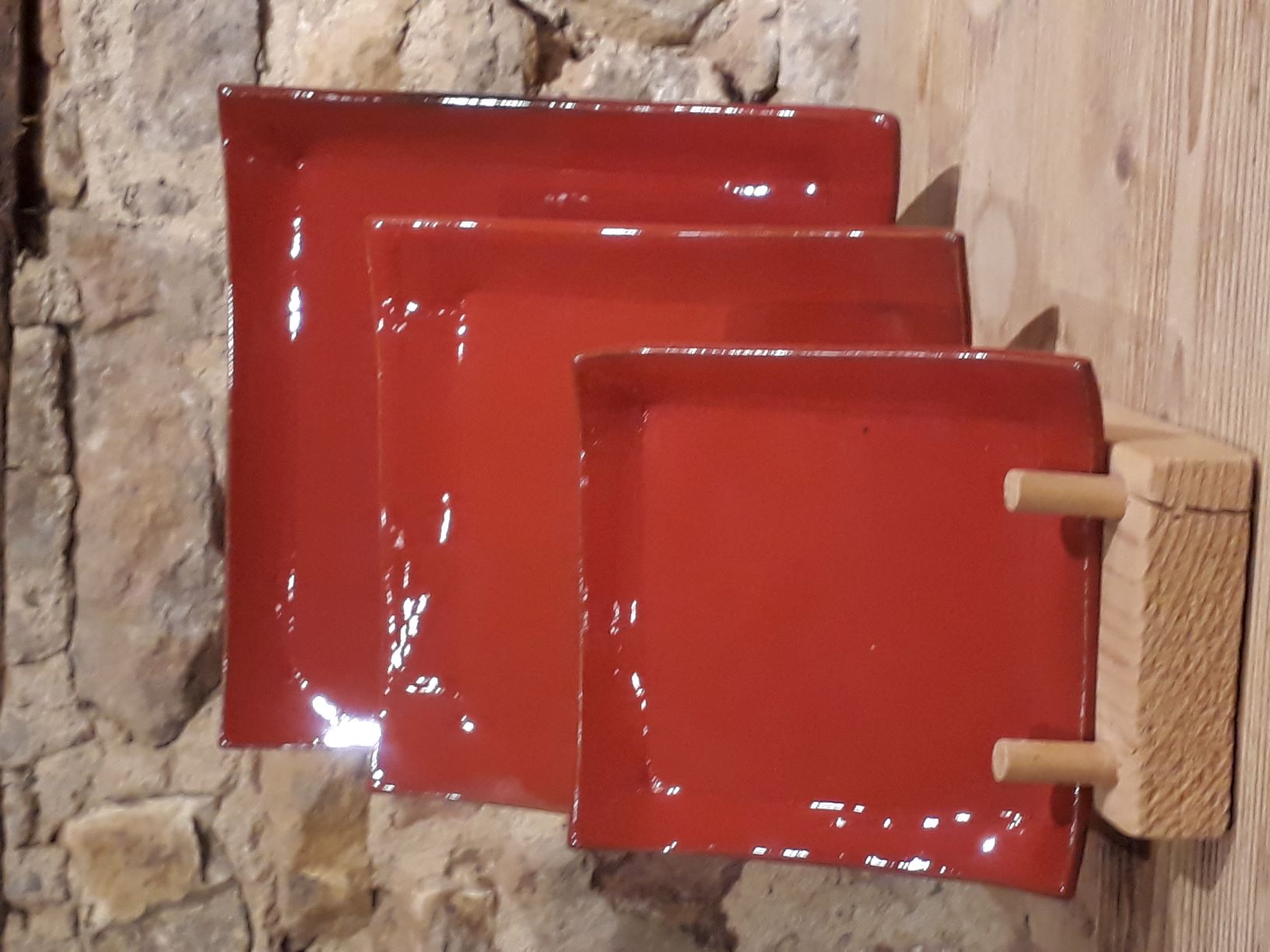 Plats carrés rouges